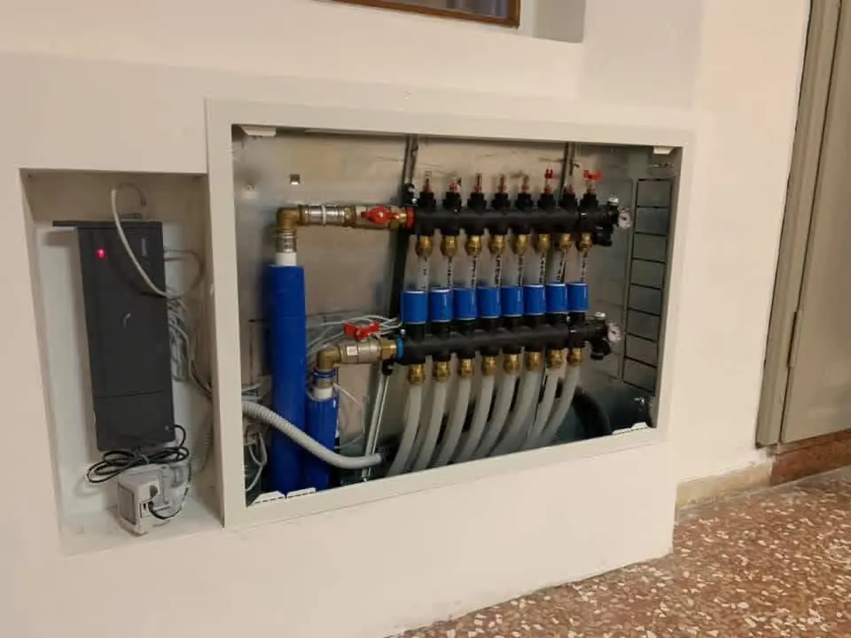 Collettore dell'impianto radiante in cassetta a muro