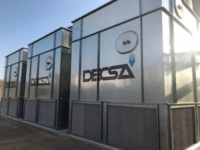 Torri evaporative Decsa installate all'aperto