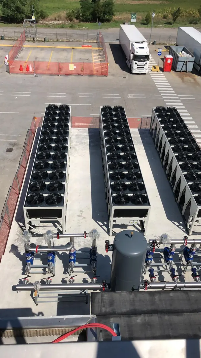 Vista dall'alto di refrigeratori installati in copertura