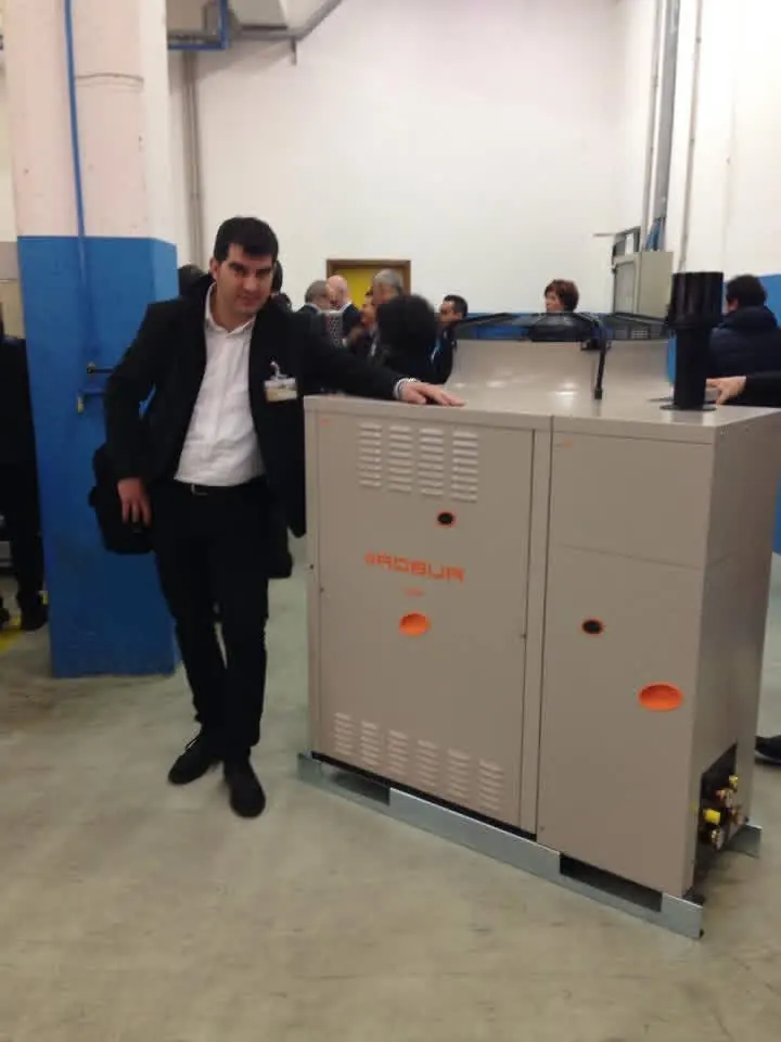 Un rappresentante Hydrosolution accanto a un'unità esposta in fiera