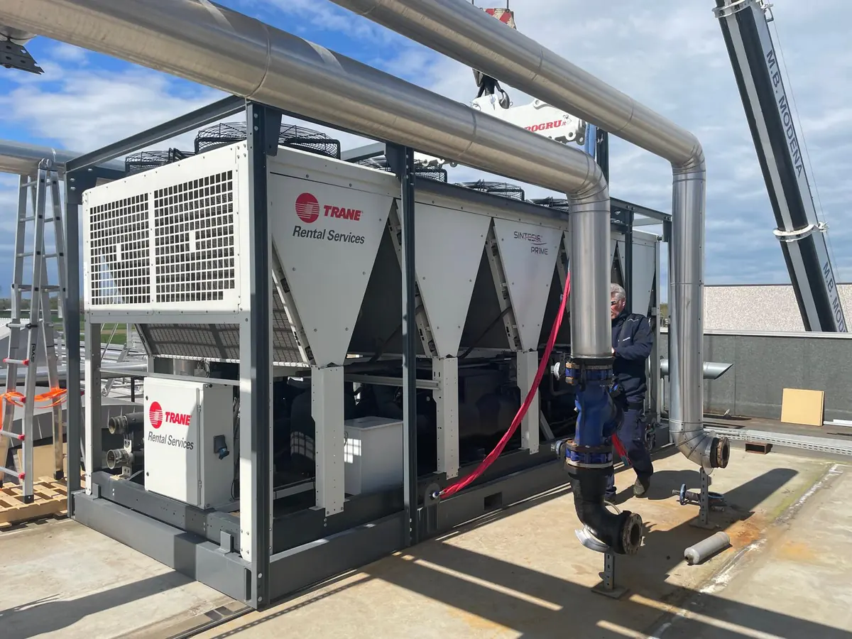 Refrigeratore Trane collegato alle tubazioni durante l'installazione