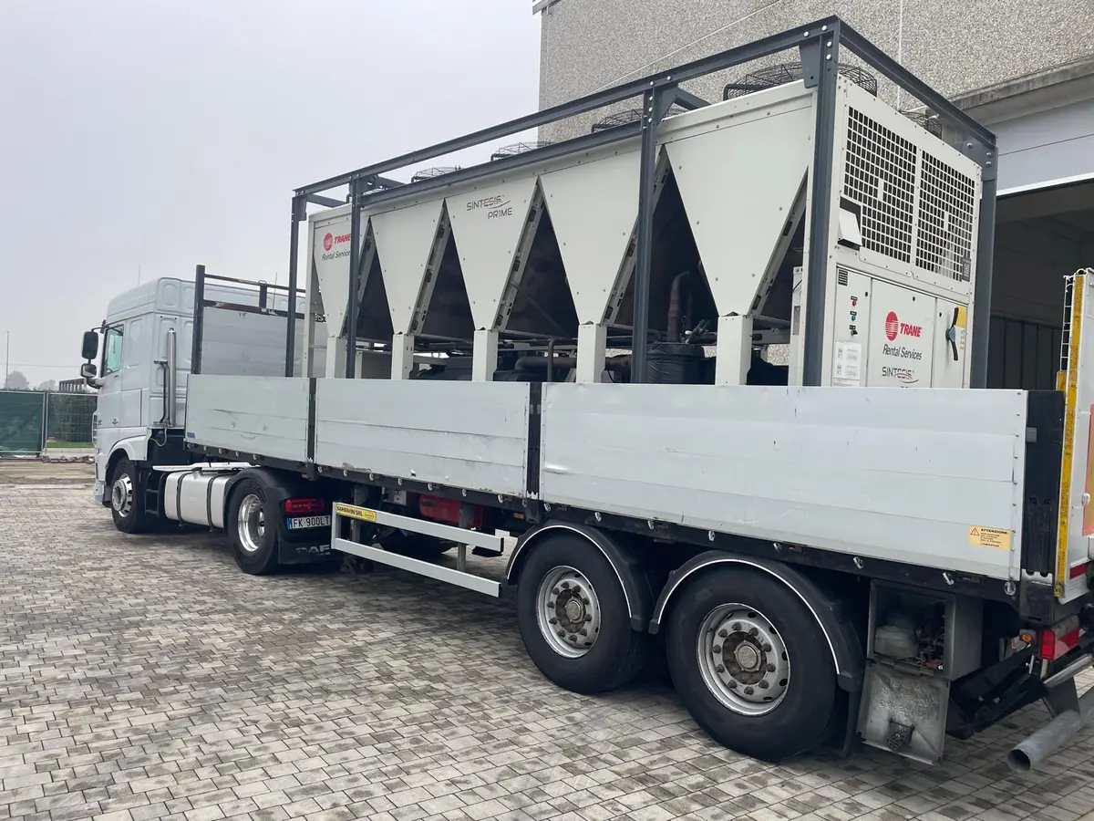Refrigeratore Trane caricato su un camion per il trasporto