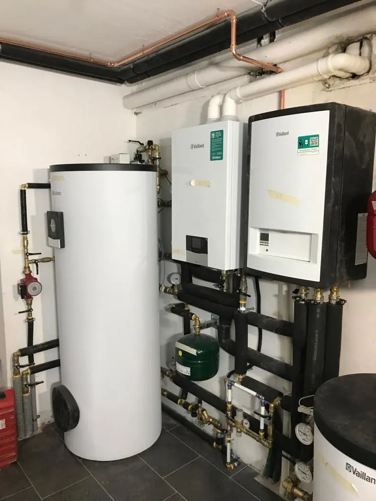 Generatori Vaillant e bollitore in un locale tecnico