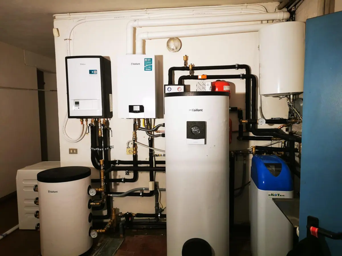 Locale tecnico con generatori Vaillant e accumulo