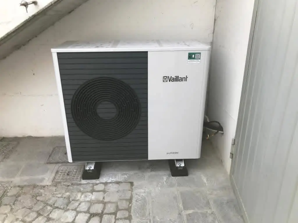Pompa di calore Vaillant installata all'esterno