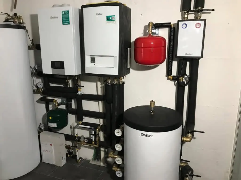 Sistema Vaillant con generatori a parete, vaso di espansione e accumulo
