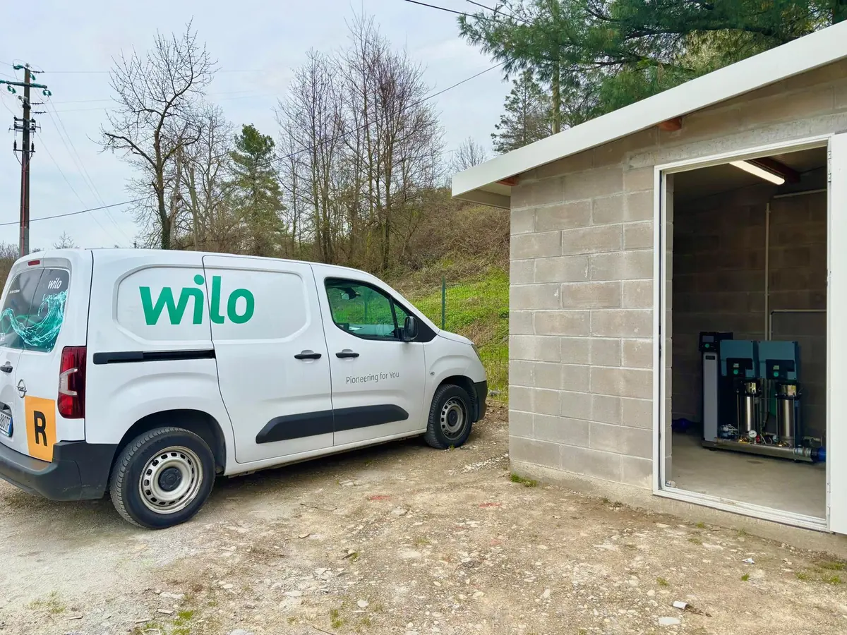 Furgone dell'assistenza Wilo davanti a un locale tecnico